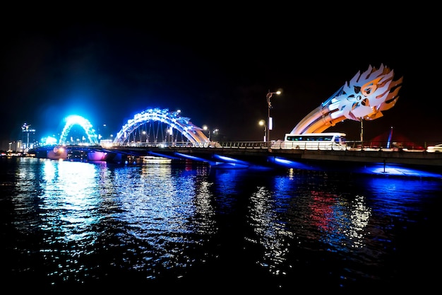 Ponte del drago, Da Nang nel Vietnam centrale. Di notte.