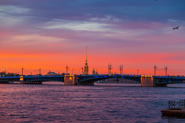 Ponte del Palazzo e Cattedrale di Pietro e Paolo a San Pietroburgo in una notte bianca San Pietroburgo Russia 24 giugno 2022