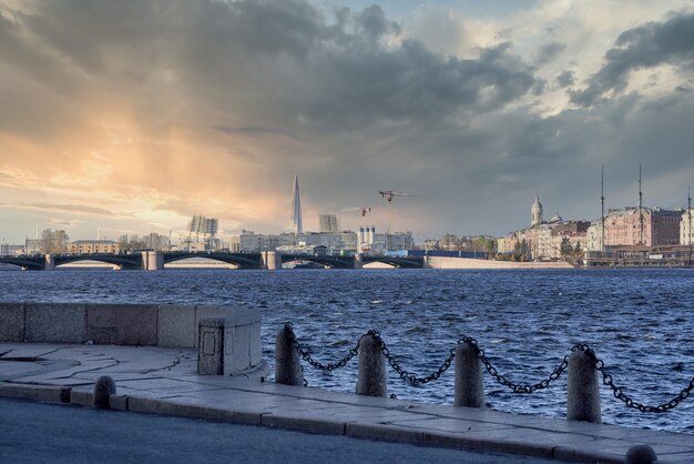 Ponte del palazzo sulla Neva. Russia, paesaggio urbano di San Pietroburgo contro il cielo blu