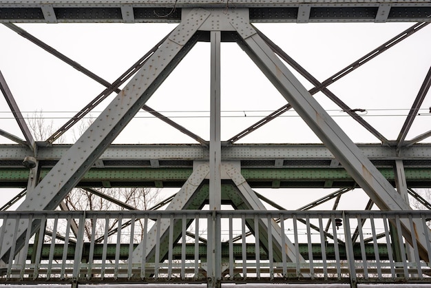 Ponte del treno in metallo grigio