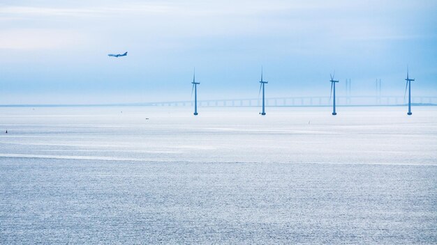 Ponte dell'aeroplano e parco eolico offshore al mattino