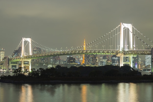 Ponte dell&#39;arcobaleno nella penombra a odaiba Giappone