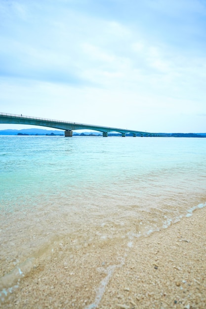 Ponte dell'isola di Kouri con un bellissimo livello del mare con cielo blu a Okinawa, in Giappone