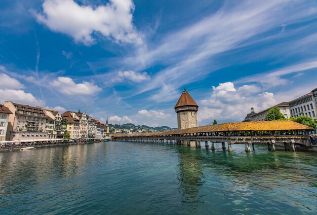 Ponte della cappella e torre dell'acqua sul fiume Reuss a Lucerna