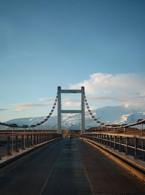 Ponte della laguna glaciale di Jokulsarlon in Islanda all'ora d'oro.