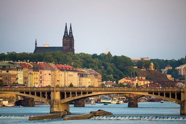 Ponte della Legione sul fiume Moldava e la Cattedrale di San Vito a Praga Cechia