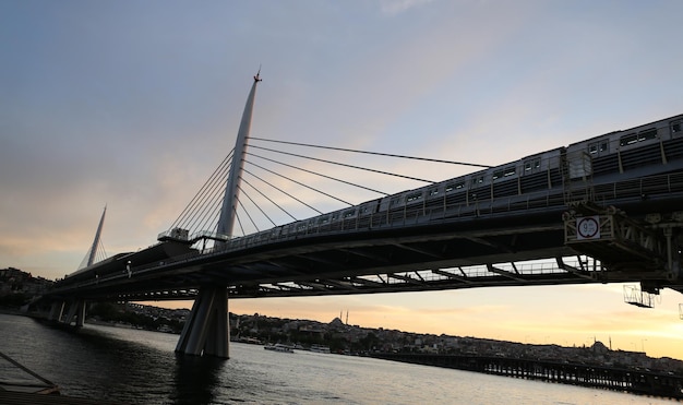 Ponte della metropolitana Golden Horn a Istanbul in Turchia