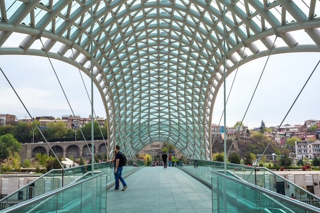 Ponte della Pace a Tbilisi, Geaorgia, ponte pedonale sul fiume Kura a Tbilisi, capitale della Georgia.