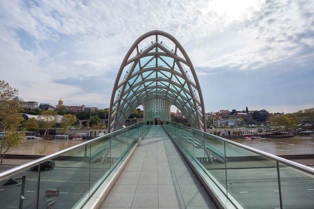 Ponte della Pace a Tbilisi, Geaorgia, ponte pedonale sul fiume Kura a Tbilisi, capitale della Georgia.