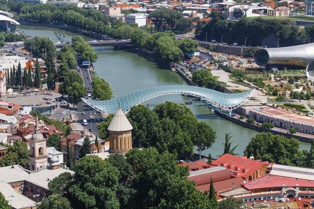 Ponte della Pace a Tbilisi, Georgia. il ponte è uno dei nuovi simboli di Tbilisi