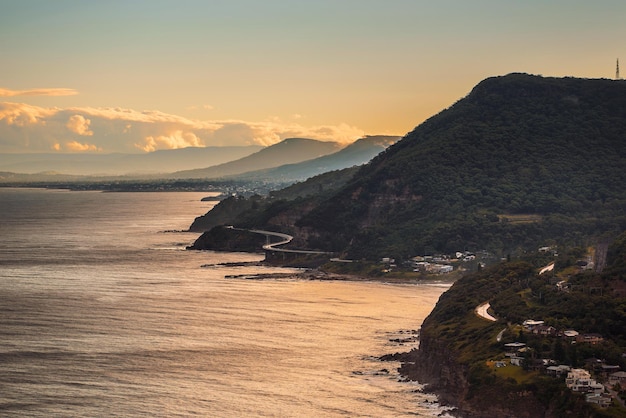 Ponte della scogliera del mare vicino a Sydney al tramonto