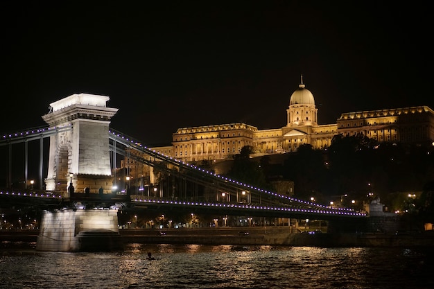 Ponte delle Catene illuminato di notte a Budapest