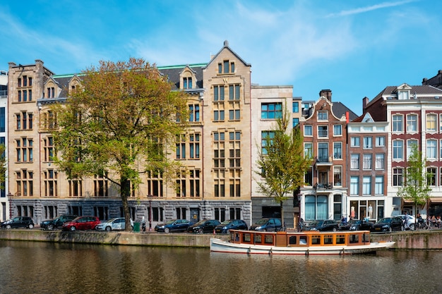 Ponte di Amsterdam sul canale con le case