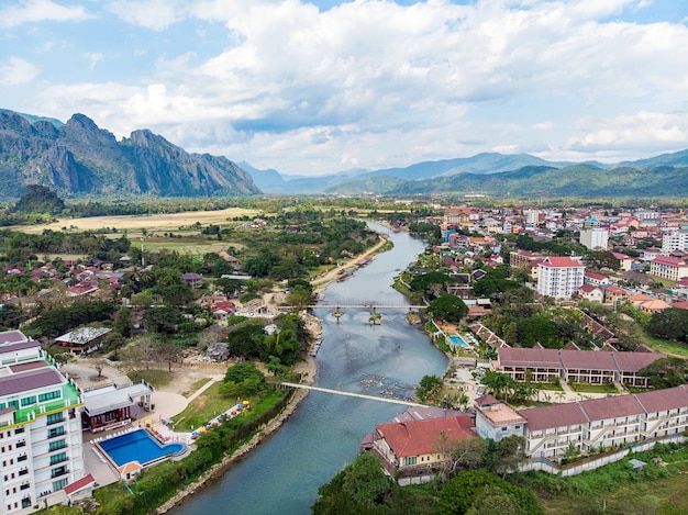 Ponte di bambù sul fiume Nam Song nel villaggio di Vang Vieng, Laos. Vista dall'alto della città. Paesaggio urbano. Bella natura dell'Asia.