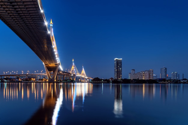 Ponte di Bhumibol a Bangkok Tailandia,