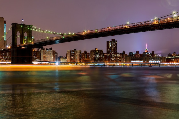 Ponte di Brooklyn al crepuscolo, visto da New York City.