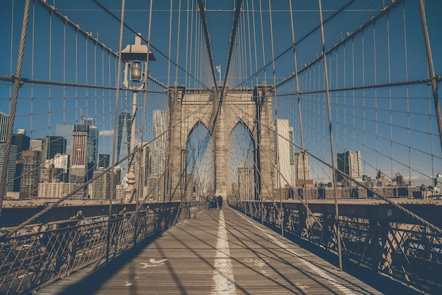 Ponte di Brooklyn al mattino, orizzonte del centro di USA