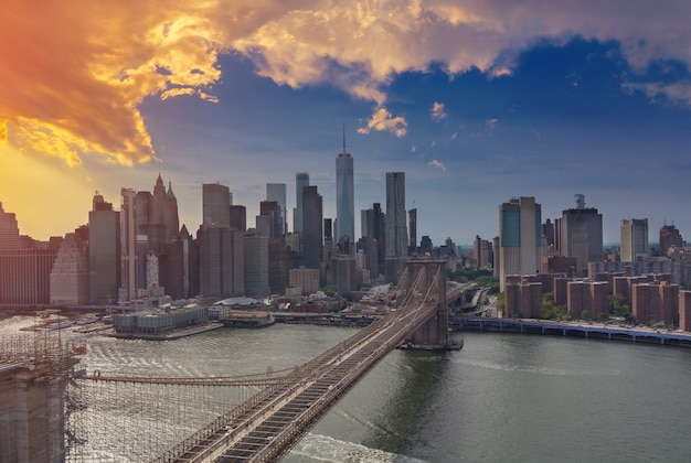 ponte di brooklyn al tramontovista sullo skyline di new york city manhattan panorama con grattacieli