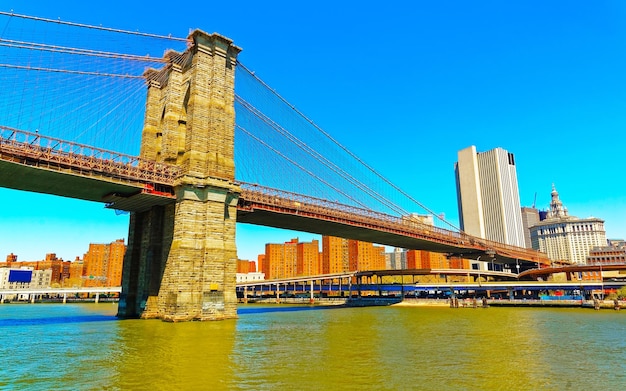 Ponte di Brooklyn attraverso East River, New York, Stati Uniti. È tra i più antichi degli Stati Uniti d'America. New York, Stati Uniti. Skyline e paesaggio urbano. costruzione americana