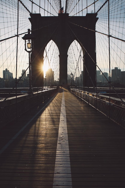 Ponte di Brooklyn contro il cielo in città durante il tramonto