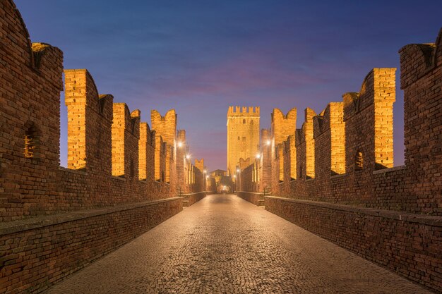 Ponte di Castelvecchio a Verona Italia al crepuscolo