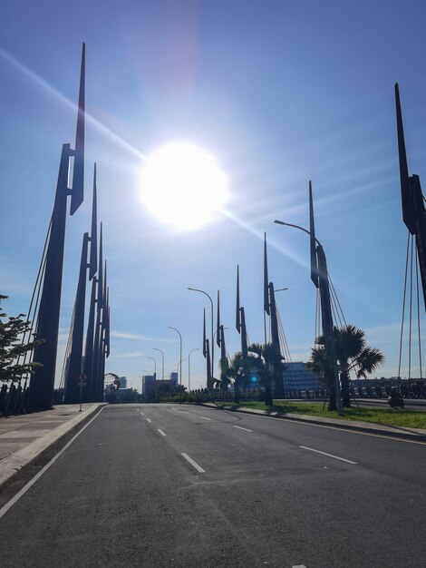 ponte di corda nella zona di vita della casa con cielo blu e strada di asfalto