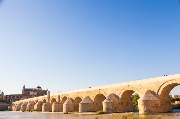 Ponte di Cordoba in Spagna - ora del tramonto, dettaglio di 16 arcate