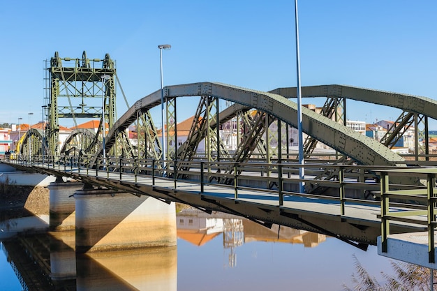 Ponte di elevazione della struttura metallica sul fiume Sado Alcacer do Sal Portogallo