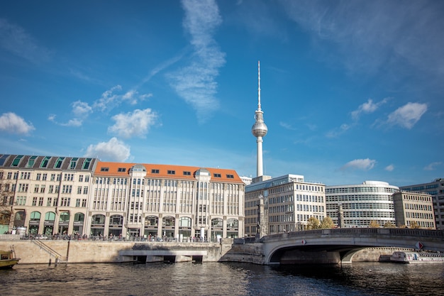 Ponte di Friedrichs sul fiume Sprea e torre della televisione di Berlino in Germania.