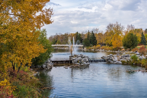 Ponte di Jaipur del parco dell'isola del principe. Fogliame autunnale scenario nel centro cittadino di Calgary, Alberta, Canada.