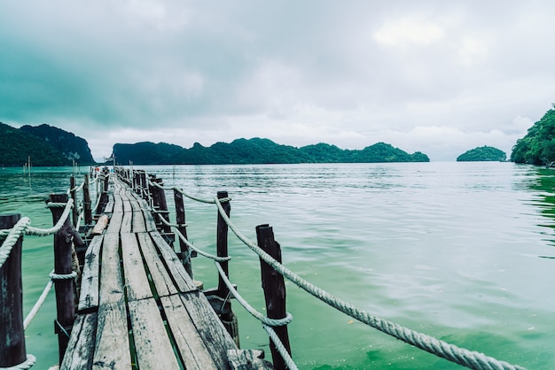 ponte di legno atTalet Bay a Khanom, punto di riferimento di viaggio turistico di Nakhon Sri Thammarat in Thailandia