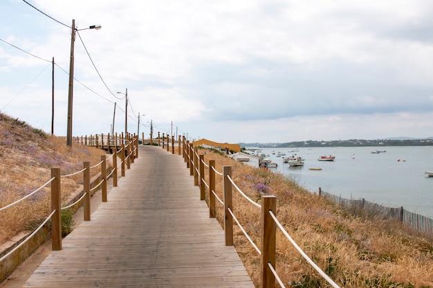 Ponte di legno attraverso le dune di sabbia