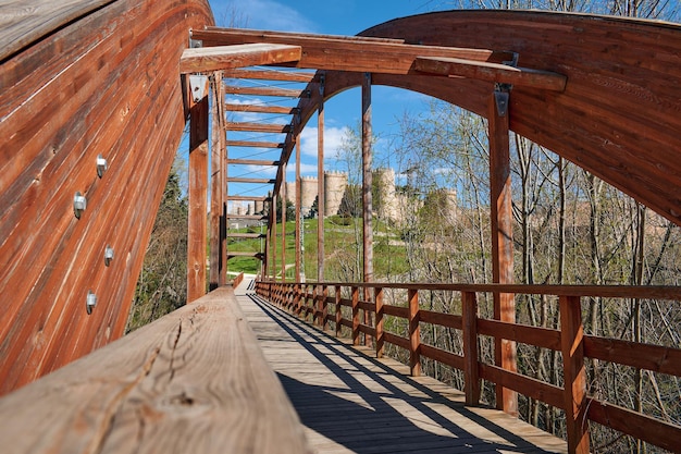 Ponte di legno che attraversa il fiume Adaja nella città di Avila in Spagna