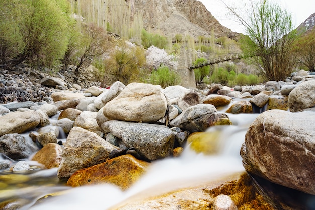 Ponte di legno di Turtuk con acqua che scorre sotto nel villaggio di Turtuk. Leh Ladakh, India