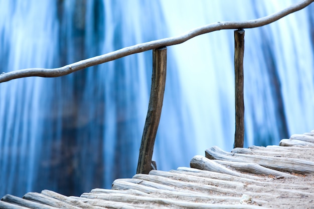 Ponte di legno e cascata con acqua pulita