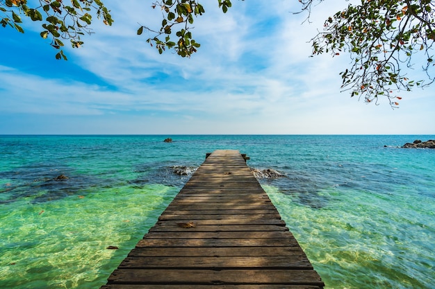 Ponte di legno e spiaggia del mare con il cielo a Koh MunNork Island, Rayong, Thailandia