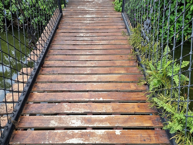 Ponte di legno in giardino