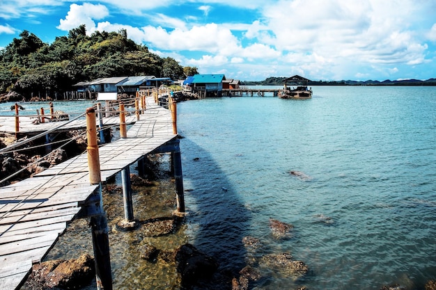 Ponte di legno in mare con il cielo blu