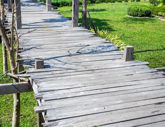 Ponte di legno nel verde del giardino