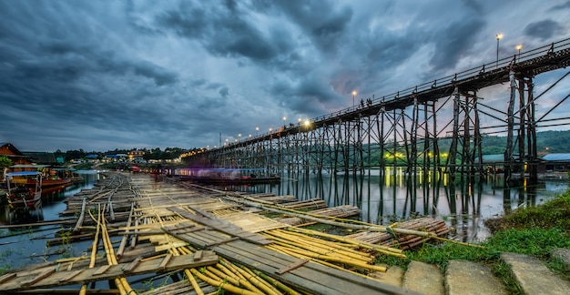 Ponte di legno (ponte di lunedì) nel distretto di Sangkhlaburi, Kanchanaburi, Tailandia