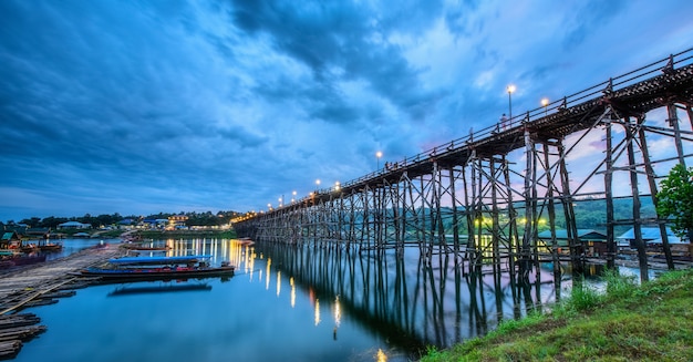 Ponte di legno (ponte di lunedì) nel distretto di Sangkhlaburi, Kanchanaburi, Tailandia