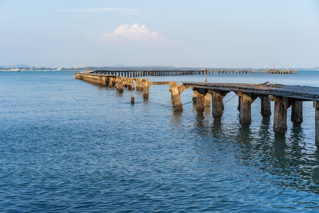 Ponte di legno rotto al mare (danno dalla tempesta) a Rayong, Tailandia