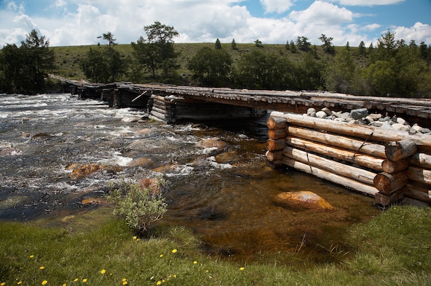 Ponte di legno sul fiume