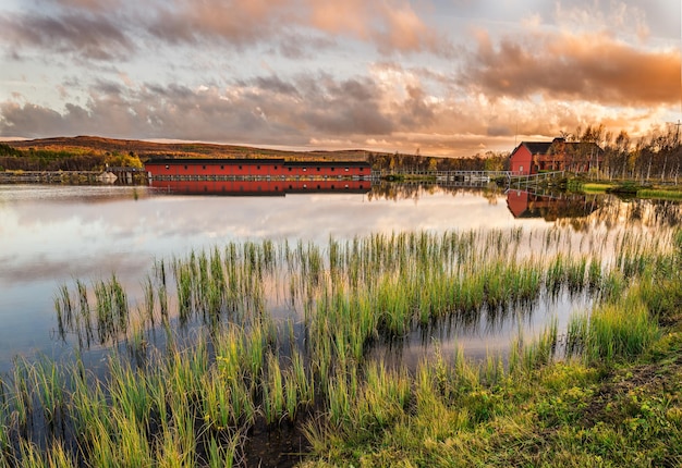 Ponte di legno sul lago Narsjoen in Norvegia al tramonto