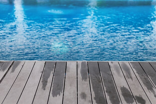 ponte di legno sul lato della piscina in giornata estiva