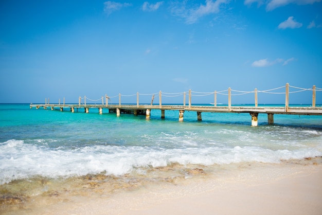 Ponte di legno sul mare. Viaggi e vacanze. Concetto di libertà.