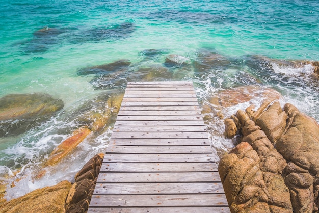 Ponte di legno sul mare