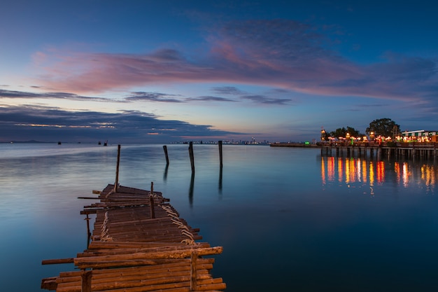 Ponte di legno sul mare