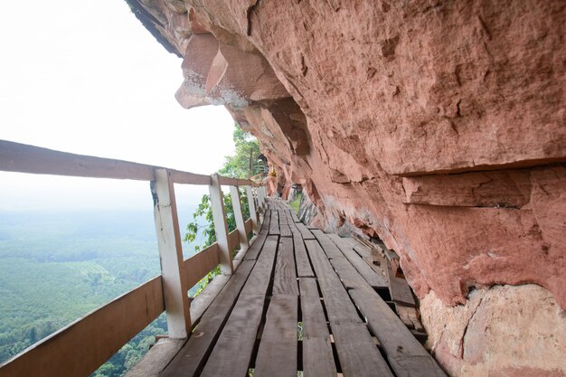 Ponte di legno sulla scogliera di montagna a Phutok, Thailandia