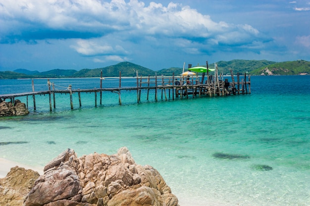 Ponte di legno sulla spiaggia con acqua e cielo blu. Koh Kham Pattaya